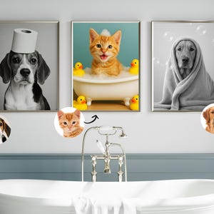 Peut inclure: Trois impressions d'art encadr&eacute;es sur le th&egrave;me des animaux de compagnie. Une image en noir et blanc d'un beagle avec un rouleau de papier toilette sur la t&ecirc;te. Un chat roux dans une baignoire avec des canards en caoutchouc. Un chien envelopp&eacute; dans une serviette.