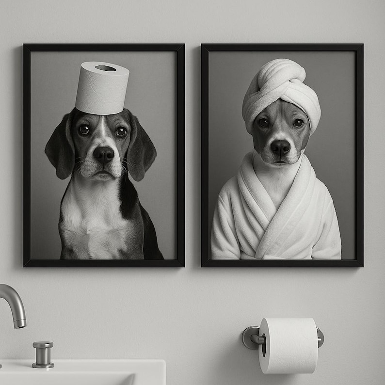 Peut inclure: Deux impressions encadr&eacute;es en noir et blanc. L'une repr&eacute;sente un beagle avec un rouleau de papier toilette sur la t&ecirc;te. L'autre montre un beagle en peignoir et serviette blancs. Les deux images ont un fond gris.