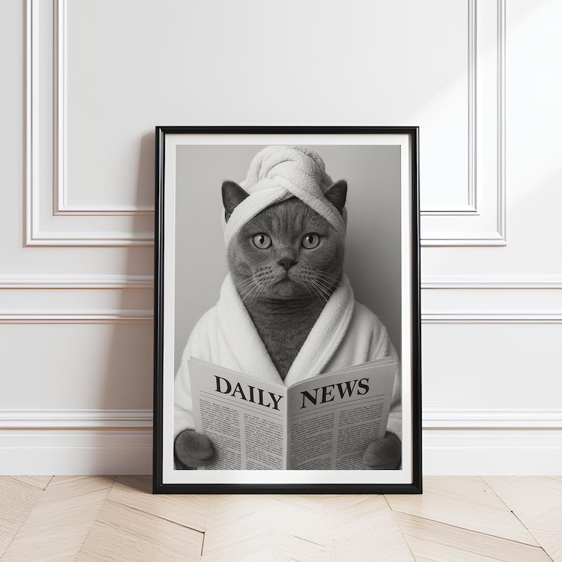 Peut inclure: Impression en noir et blanc d'un chat gris portant une robe et une serviette blanches, lisant un journal. Le journal affiche les mots "DAILY NEWS". Le chat est le sujet principal de l'image.