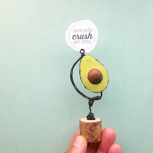 Ricordo di cartapesta, avocado in miniatura su supporto: Avocado Crush