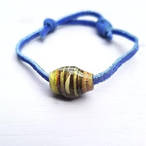 Bracciale, Bracciale con chiusura scorrevole in cordino scamosciato blu e perlina di carta: Wayne