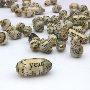 Perline di carta riciclata 30 pezzi: assortimento di poesie Whorld Whirld, look vintage nero e crema SU ORDINAZIONE