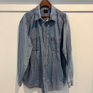 Camisa vaquera Levi's vintage con botones, talla XL para hombre, azul con etiqueta roja, de algodón, fabricada en Hong Kong.