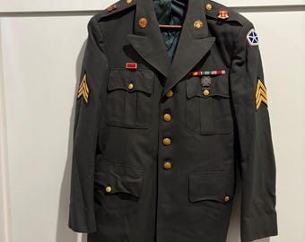 Chaqueta de uniforme vintage del ejército de EE. UU. con insignia de fusil de sargento del 1.er ejército y galones
