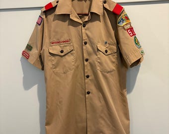 Vintage Boy Scouts Of America-skjorta herr mellanbeige scoutledare-märken 1980-talet
