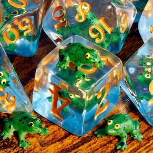 Green Frog Dice Set – Polyhedral Dice with Green Frogs Inside, TTRPG Game Kit for DnD and Role-Playing Games, Tabletop RPG Accessory