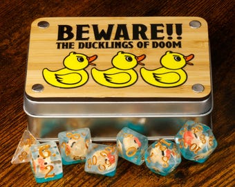 Küken – Würfelset und Box-Set – aufgepasst !! die Entchen des Schicksals, Würfel mit niedlicher Badeente im Inneren, Rollenspiele Zubehör