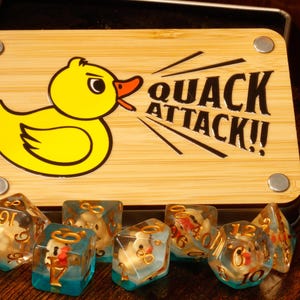 Quack Attack !!! Set di dadi e kit di gioco in scatola, set di dadi poliedrici Ducklings, dadi con anatra all'interno, dadi per giochi di ruolo