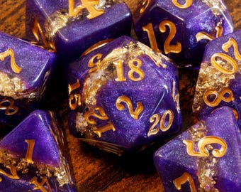 Vergoldete Amethyst Würfel: Lila Kunstharz mit Gold Flakes, D&D Würfel