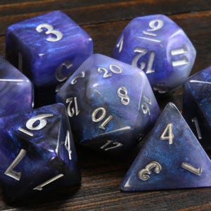 ドリームベール オパール ダイス セット – 半透明、虹彩色の青と紫のグリッター付き - DnD ダイス