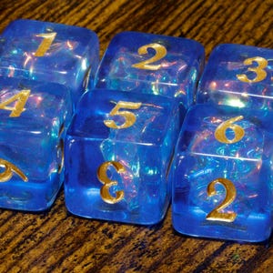 Dés Tempest Opal D6 – Bleu électrique avec inclusions holographiques, paillettes holographiques translucides