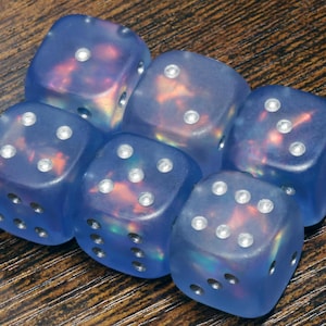 Sechsseitiger Frost Feen Opal Würfel - PIP Würfel mit mattem blau und Holografischer Folie