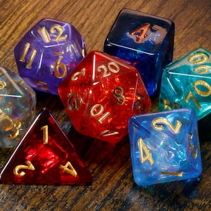 Conjunto de Dados Infinity Opal – Transparente com Inclusões Holográficas, Glitter Iridescente Vibrante, Kit de Jogo TTRPG para D&D e RPG