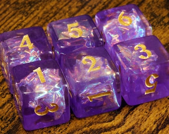 Mystic Opal W6 Würfel mit violetten Holographischen Einschlüssen, Transluzent mit Holo Glitter, Würfel D&D | Würfelspiel