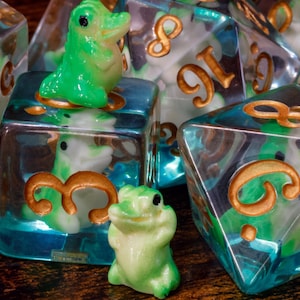 Green Crocodile Dice Set – Transparent Dice with Green Crocodile Inside