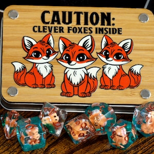 Fuchs Würfelbox und Würfelset, Transparent mit Rotfuchs Jungtier auf grüner Glitzerschicht, Rollenspiele Würfel | Würfel Box Spiel Bausatz
