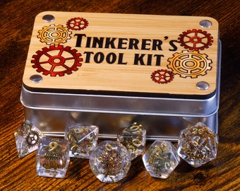 Tinkerer’s Tool Kit Würfelset und Box Game Kit – Steampunk Würfel mit Zahnrad Einschlüssen, Fantasy-Rollenspiel Zubehör