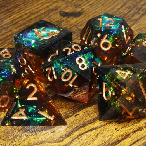 Set de dés Sylvan Sanctuary TTRPG Game KIT - Set de dés marron et vert aux arêtes vives avec inclusions de feuilles holographiques