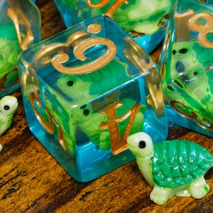 Grüne Schildkröte Würfelset – Transparenter Würfel mit grüner Schildkröte im Inneren