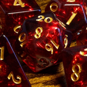 Cherry Opal-dobbelstenenset – transparant donkerrood met holografische insluitsels, TTRPG-gamekit voor DnD en rollenspellen