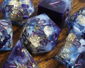 Majestic Twilight Würfelset TTRPG Game KIT - scharfe Kante mit tiefem Violett und weißgoldenen Flocken