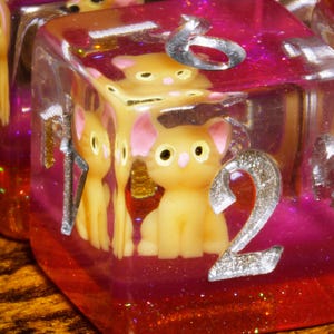 Orange Tabby W6 Würfel – Orange Katze auf pinkem Glitzer