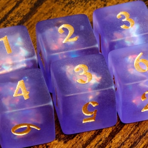 Mystic Soul D6-tärningar – Lila holografiska inneslutningar, frostat genomskinligt hologlitter