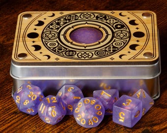 Caja de dados celestial y juego de dados, inclusiones holográficas púrpuras, translúcidas esmeriladas con lámina holográfica