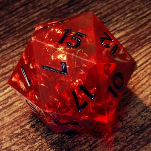 Vampire&#39;s Kiss Chonk D20 Dice - Extra Large D20 - Robijnrode harsdobbelstenen met scherpe rand, dobbelstenen voor DnD- en tabletop-rpg-games - TTRPG-gamekit