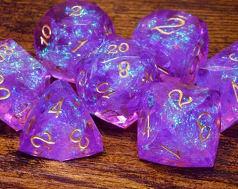 Zestaw kości Glimmerveil Opal - Fioletowy zestaw kości o ostrych krawędziach z holograficzną folią, kości TTRPG dnd, zestaw kości | Gra w kości