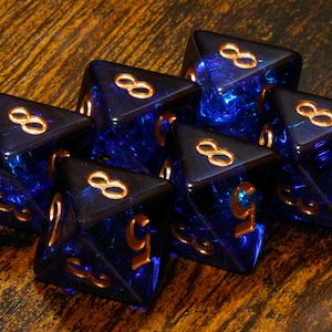 Kobolt Opal D8 Tärningar - Mörkblå Holografisk Folie, Gyllene Typsnitt | För Paladiner, Präster och Gudomliga Besvärjelser