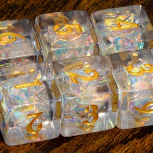 Sacred Opals W6 Würfel – Klar mit holografischen Einschlüssen, irisierende Acrylfolie, Holo Glitter