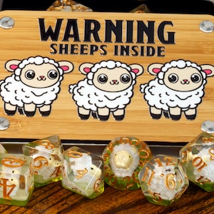 Juego de dados y caja Shepherd’s Luck: temática de ovejas, perfecto para aventuras de Dungeons & Dragons y Pathfinder. Almacenamiento decorativo.