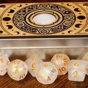 Boîte à dés céleste et jeu de dés Serment du paladin - Blancs, inclusions holographiques, givré translucide avec paillettes | Kit de jeu de boîte de dés