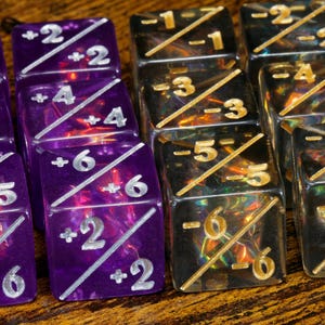 12 Counter Dice Token Set für +1/+1 und -1/-1 Counter, Lila und Grau