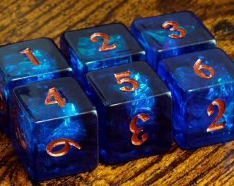 コバルトオパール D6 ダイス - ダークブルー、ホログラフィックインクルージョン、半透明ホログリッター