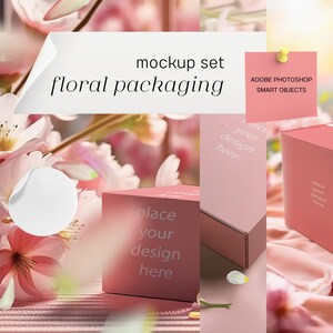 Op de afbeelding: Mockup-set van drie roze dozen met de tekst "place your design here" op elke doos. De dozen zijn omringd door roze bloemen en bloemblaadjes.