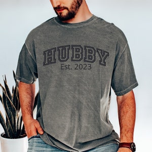 Bestickter Ehemann mit Est. Jahr Komfort Farben T-Shirt - Besticktes T-Shirt - Benutzerdefinierte T-Shirt - Bräutigam Geschenk - Ehemann Geschenk - Personalisierte Geschenke