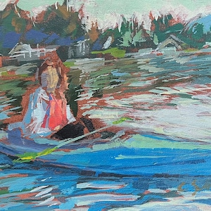 Könnte beinhalten: Ein impressionistisches Gemälde einer Person in einem Boot auf einem See. Die Person trägt ein weißes Hemd und eine rote Schwimmweste. Das Wasser ist blau mit Pinselstrichen, und der Hintergrund zeigt Bäume und Gebäude.