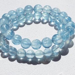 Aquamarin Armbänder 8,5 mm 10 mm Perlen, benutzerdefinierte Anfangsbuchstabe / Sternzeichen Disc Charme, natürlicher Birthstone Schmuck, März Birthstone Geburtstagsgeschenke