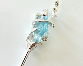 Horquilla plateada con rama de aguamarina en bruto, accesorio para el cabello con piedra natal de marzo, accesorio para cabello largo con gema azul, soporte plateado para moño.