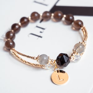 Rauchquarz Armband 7 mm 14k vergoldet, personalisierte Anfangsbuchstabe und Sternzeichen Disc Charm Armband, Healing Crystal Yoga Schmuck