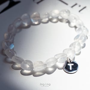 Pulseira de contas de pedra da lua em forma de coração de 10 mm com cartão de conhecimento e afirmação de cristal, presente de aniversário personalizado com pingente inicial/zodíaco