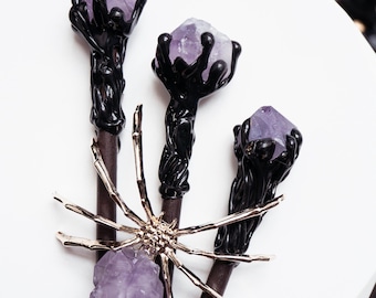Varita de cristal de amatista con detalles de resina, varita de cuarzo crudo de madera de cristal, varita mágica de Wicca, herramientas rituales, accesorios de Halloween para cabello largo