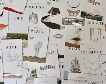 Może przedstawiać: Zestaw kart z różnymi ilustracjami i słowami, w tym "Feeling", "Process", "Life", "Peace", "Soft", "Breath", "Alone", "Intimacy", "Perspective", "Connect", "Shadow", "Gratitude" i wiele innych. Karty są białe z czarnym tekstem i ilustracjami.