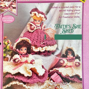 Décorations au trésor | TÉLÉCHARGEMENT NUMÉRIQUE PATTERN modèle d'étui au crochet vintage | Compartiment caché DIY | Pour poupée assainisseur d'air de 5 3/4 po.