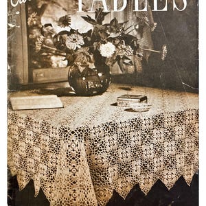 Puede incluir: Portada del libro Crochet for Tables con un mantel de ganchillo con un patrón floral. El libro es de Clark's O.N.T. y J&P Coats. La portada también presenta un jarrón de flores y una pequeña caja. El libro cuesta 10 centavos.