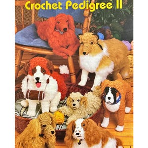 Puede incluir: Una colección de figuras de perros de ganchillo de varias razas, incluyendo un setter rojo, un collie y un caniche. La imagen es de un libro titulado "Crochet Pedigree II."