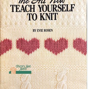 Könnte beinhalten: Eine Vintage-Anleitung zum Stricken mit einem weißen und rosafarbenen Strickmuster auf dem Umschlag. Der Titel lautet "The All New Teach Yourself To Knit" von Evie Rosen. Die Broschüre ist von Leisure Arts und trägt die Nummer 623.