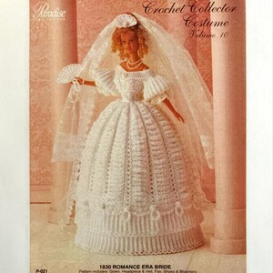 Puede incluir: Una portada de patrón de ganchillo con una muñeca vestida con un vestido de novia blanco, velo y tocado. El texto dice "Crochet Collector Costume Volume 10" y "1830 Romance Era Bride". El patrón incluye un vestido, tocado, velo, abanico, zapatos y bragas.